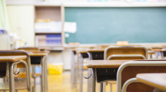 Edifici scolastici italiani fatiscenti, l’87% è sotto la classe energetica C: il rapporto Legambiente