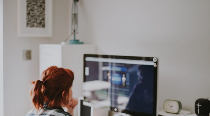 Riduzione delle emissioni in smart working, lo studio di ENEA ragazza che lavora in smartworking